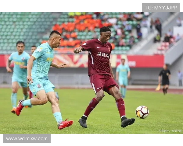 冈山绿雉与熊本深红的激烈对决展现足球魅力与团队精神